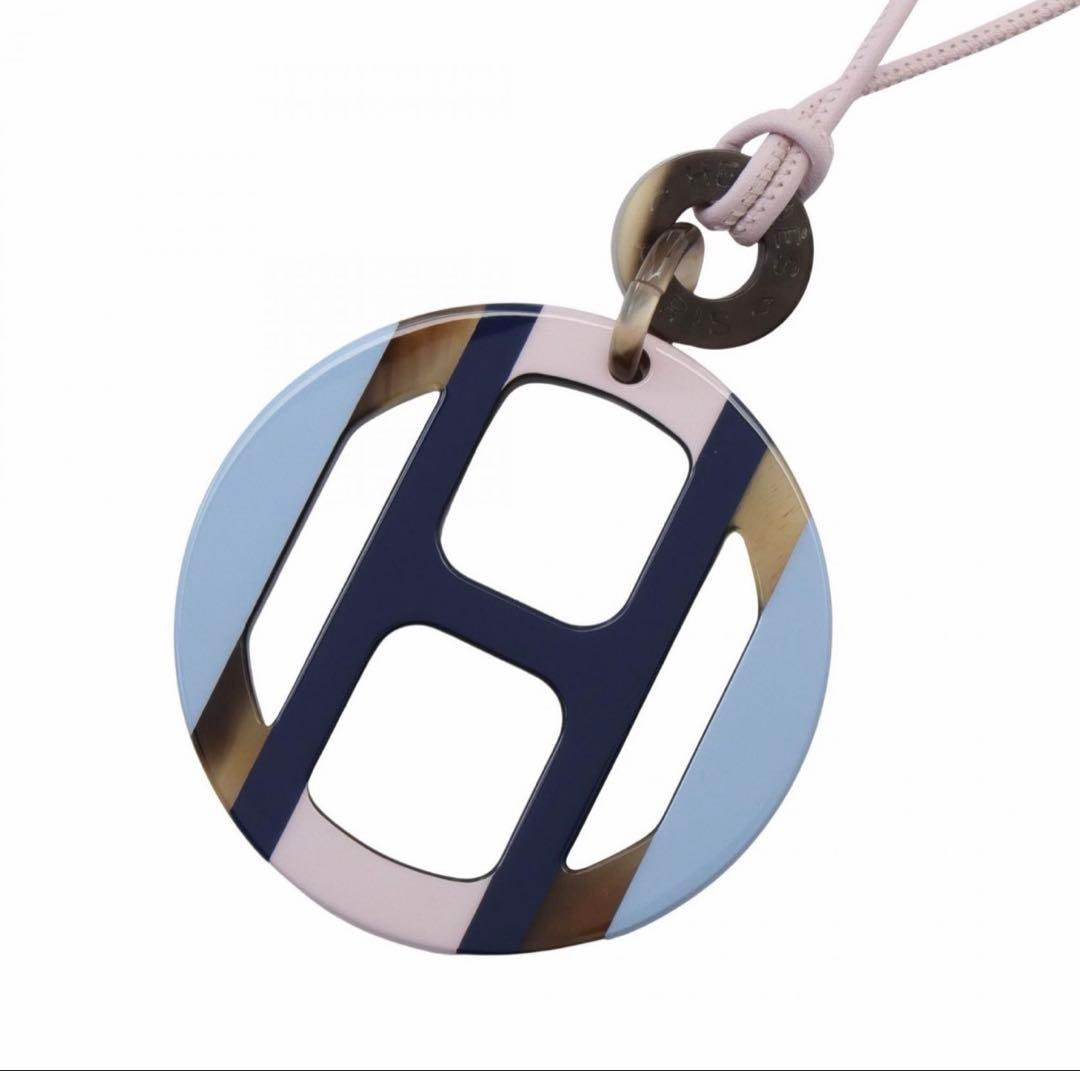 Second-hand - Brand new unused Hermes H-Equipe Navy Blue/Pink Leather: Brand Name: HermEs Product Name: H Equip Necklace Colors: Pink/Blue/Pink/Multicolor Material: Leather Dimensions: Neck circumference: approximately 76 cm Pattern width: approximately 65 mm x Height: a