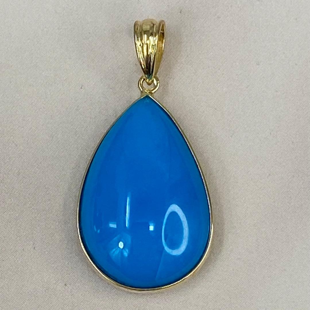 Second-hand - Natural Arizona Turquoise 4.97 carats: This is a pendant set with a large natural turquoise stone, made of 18k yellow gold (K18YG/AU750). This piece extensively features Arizona turquoise, showcasing a beautiful and vibrant sky blue color.