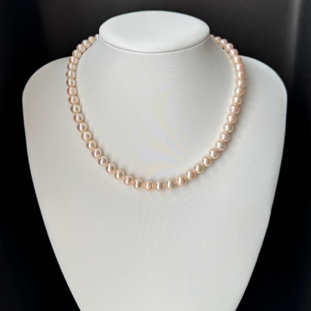Second-hand Akoya cultured pearl necklace, approximately 7.0-7.5 millimeters: Akoya Cultured Pearl Necklace, approximately 7.0-7.5mm, excellent luster, silver clasp. This Akoya pearl necklace boasts a beautiful and elegant luster. The pearls are a classic, easy-to-wear size, me