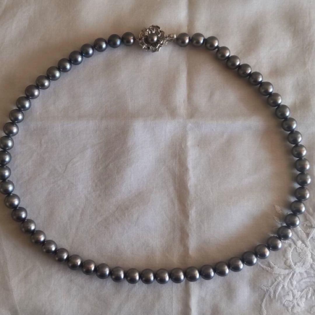 [Second-hand - with box and warranty card] Maki Black Pearl Necklace, pearl diameter approximately: With box and warranty card Maki Black Pearl Necklace, pearls approximately 7.5mm in size. Dimensions: Each pearl has a diameter of about 7.5mm, with a total of 56 pearls, and the total length is appro