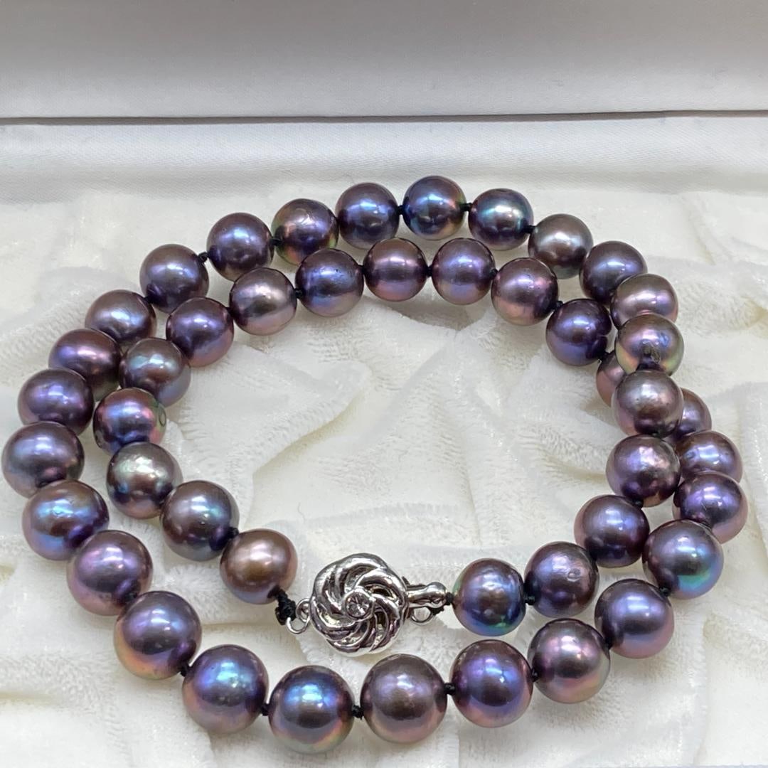Second-hand - Pearl necklace, 9.7-8.5mm, 43.5cm, peacock design.: Pearl necklace, 9.7-8.5mm, 43.5cm, peacock pattern. Diameter: 9.7-8.5mm Length: Approximately 45cm (including clasp) Weight: Approximately 48g Color: Peacock blue Shape: Necklace Material: Pearl Clasp