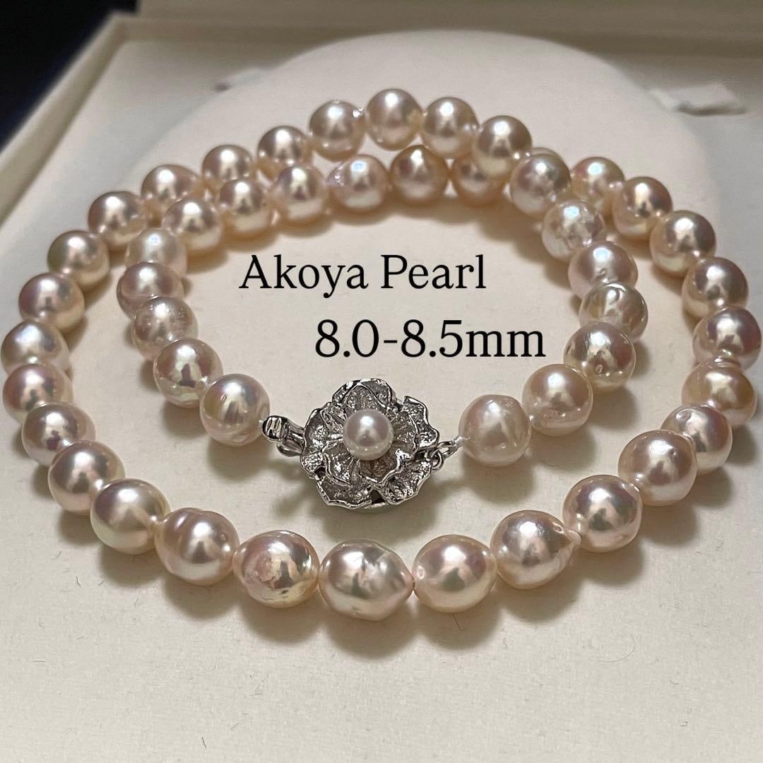 Second-hand - 8.5mm Akoya pearl necklace, Baroque style.: 8.5mm Akoya pearl necklace, Baroque style, natural pearls Dimensions Pearl diameter: approximately 8.0-8.5mm Length: approximately 43.0cm (including metal fittings) Total weight: approximately 40.3g M