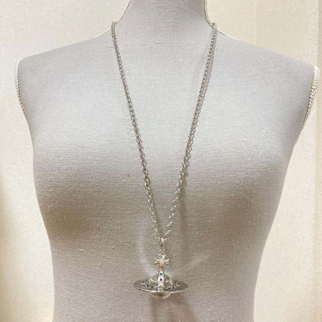 Second-hand - Vivienne Westwood | Small Orb Pendant Necklace / Silver: This necklace features Vivienne Westwood's iconic small orb, presented in exquisite silver. This piece is designed to be simple yet eye-catching, versatile for both men and women. It can add a touch o