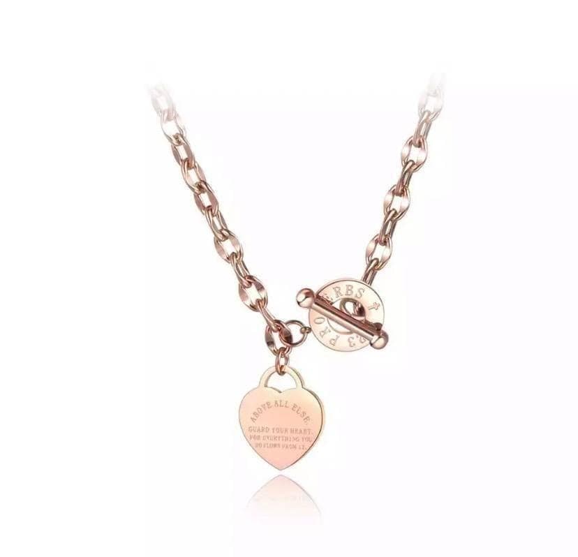 Second-hand - Rose gold coin heart-shaped necklace: This necklace features a design of coins and heart shapes. It is coated with a special layer that gives it strong waterproof and sweat-proof properties, as well as an eye-catching appearance. This is