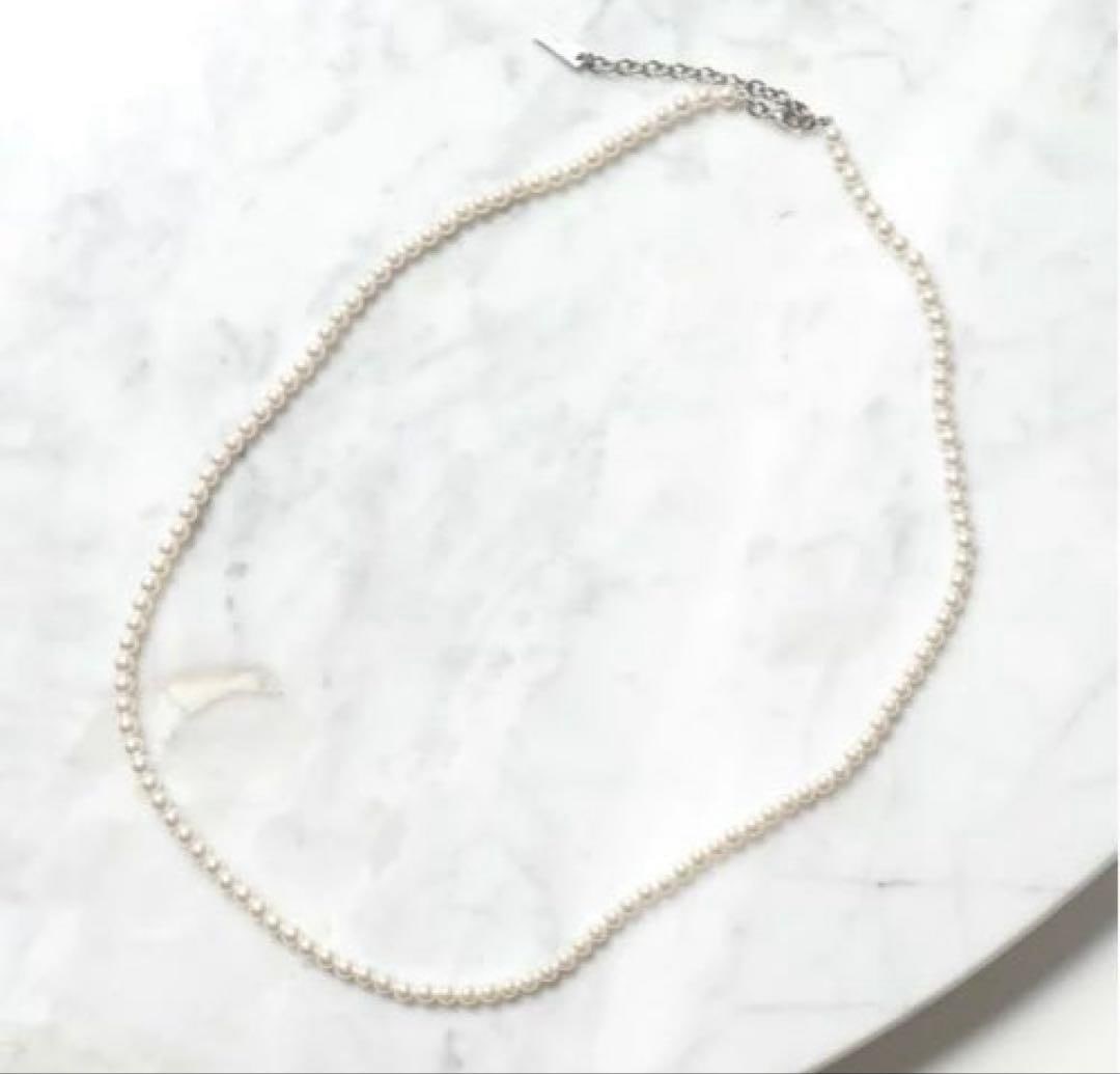 Second-hand - Yves Saint Laurent pearl necklace: Yves Saint Laurent Pearl Necklace Silver-tone hardware Made in Italy Simple pearl necklace Brand-engraved logo plaque Adjustable lobster clasp Total length approximately 58 cm (pearl part