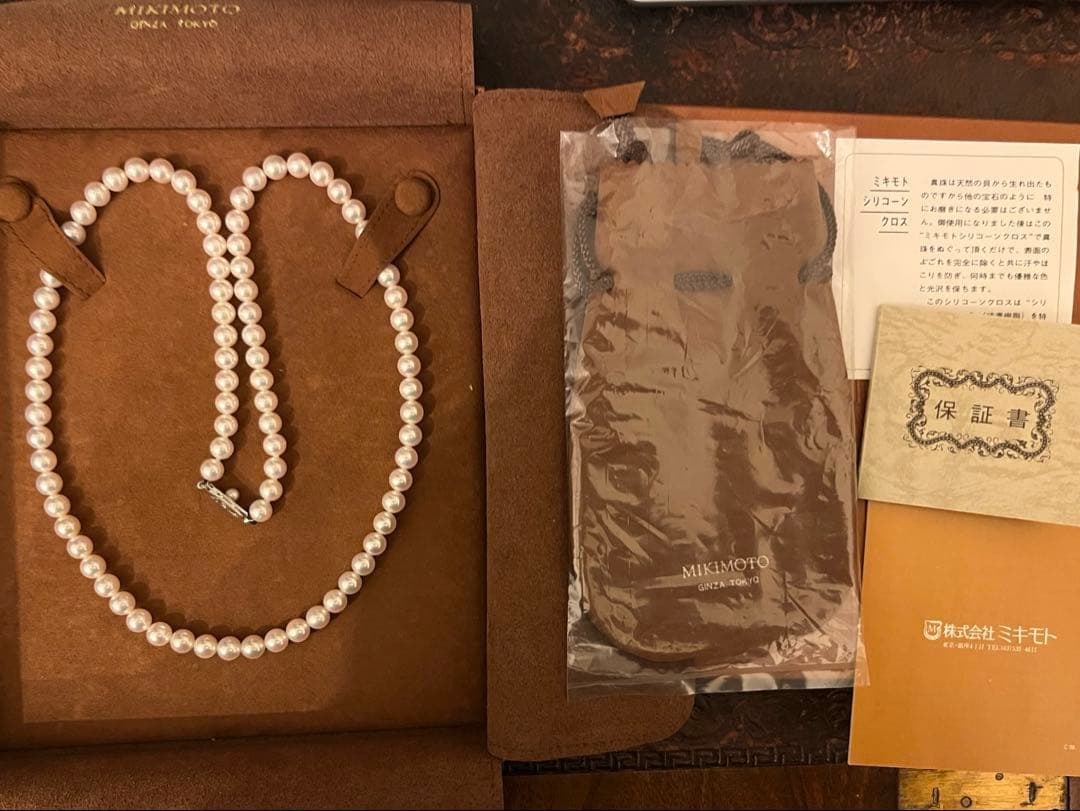 Second hand - MIKIMOTO pearl necklace, with warranty card: Renowned for its high-quality pearls, this is a necklace from MIKIMOTO. This item was purchased at Hankyu Department Store and is authentic, accompanied by a warranty. The pearl size is approximately