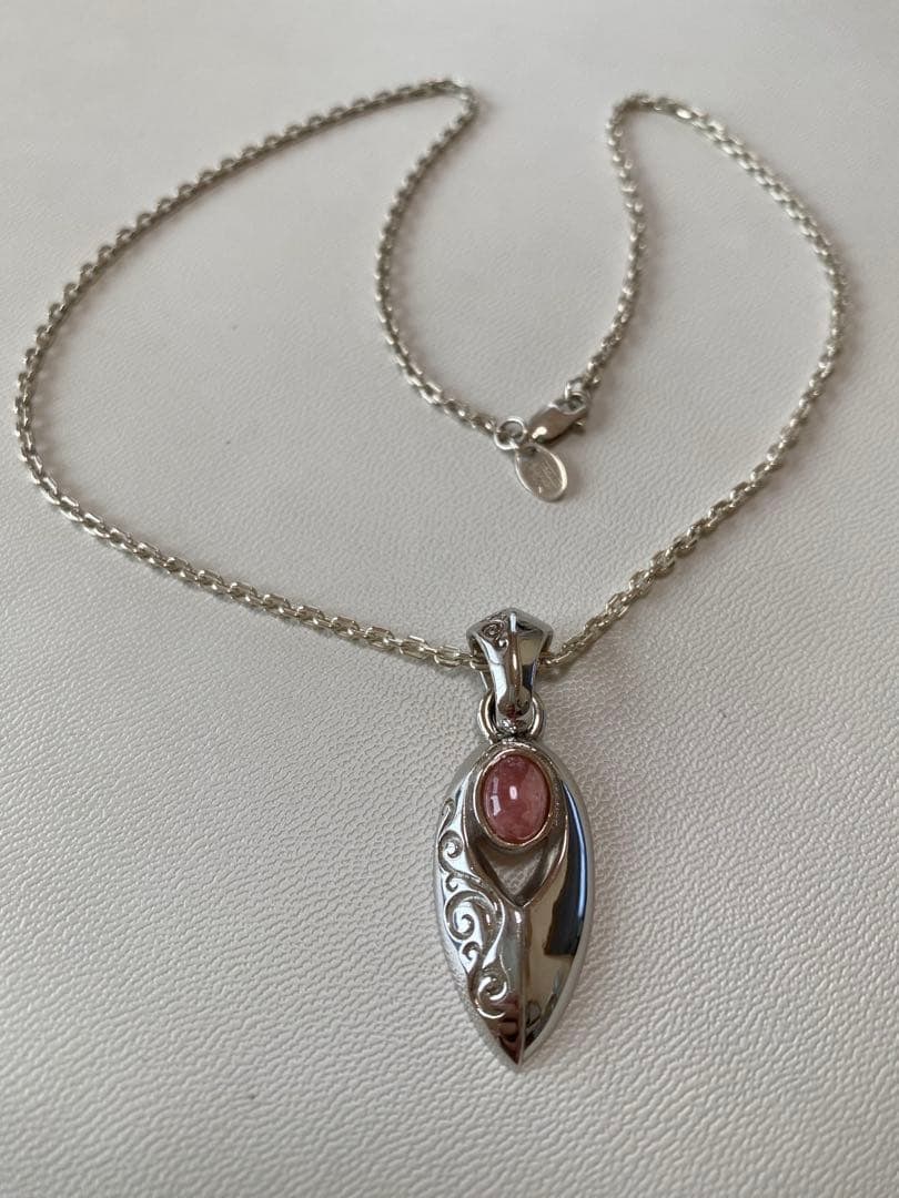 Second-hand - [SAAD] Rhodochrosite Inca Rose Silver Necklace, 925 Silver Mark: Brand SAAD Product Details This set of jewelry includes a pendant adorned with rhodochrosite (Inca Rose), a natural gemstone symbolizing "a beautiful life," and a delicate silver chain. The side is em