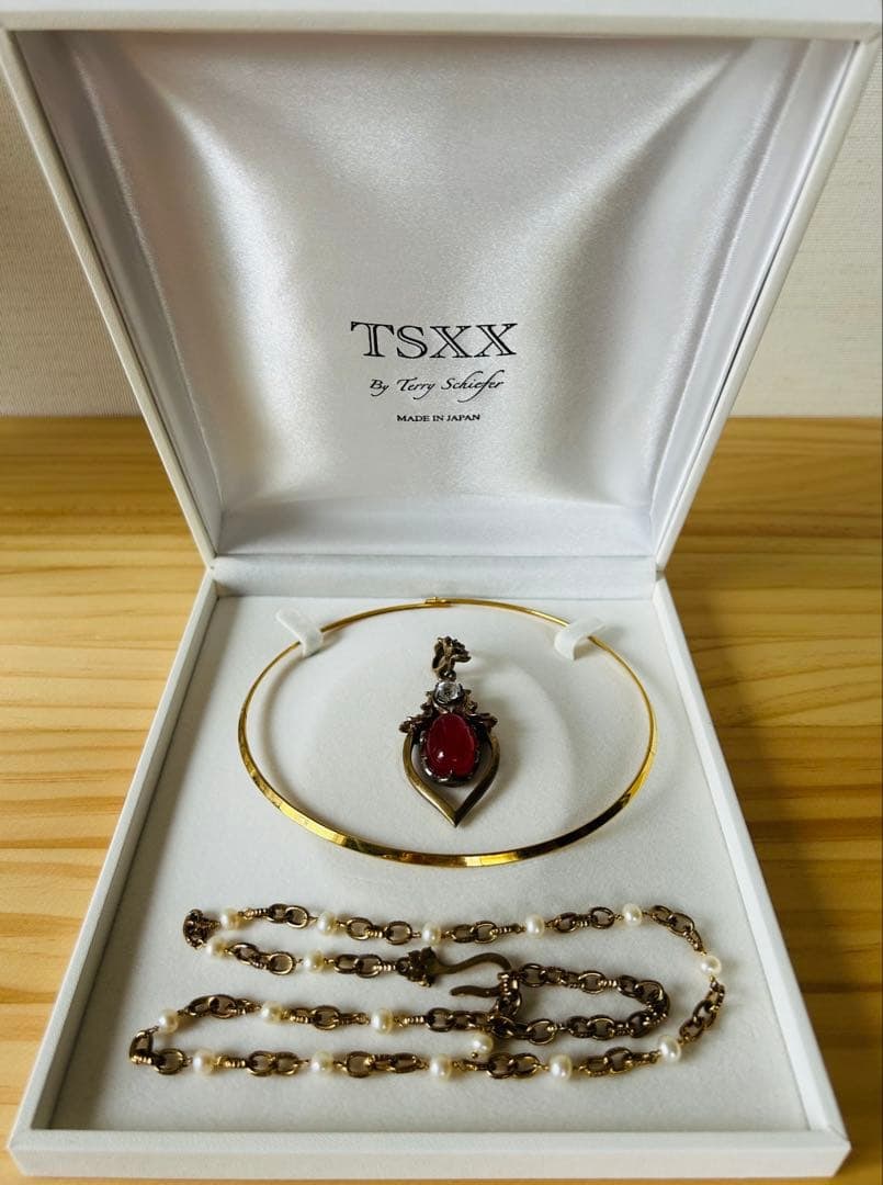 Second hand - Terry Shifer TSXX red gold red stone necklace: This set of jewelry includes two exquisite pendants and necklaces in two styles, both made of rare red goldstone quartz and white topaz. The beautiful convex oval-cut red goldstone quartz is quite