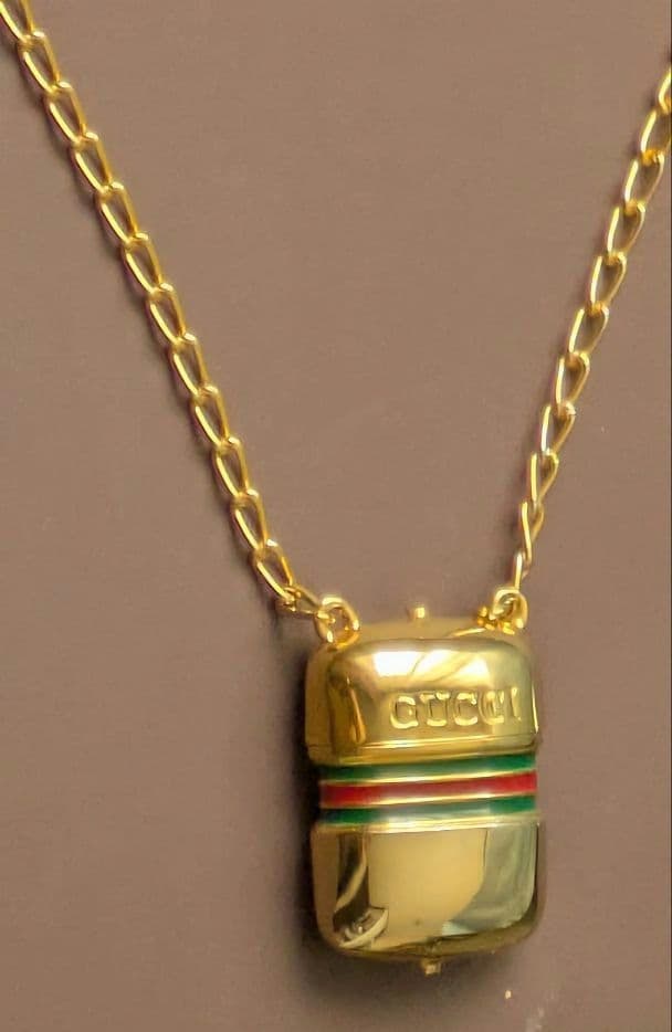 Second-hand - Vintage necklace in excellent condition. Silver-gold outer layer, gold-plated inner: Almost brand new, in excellent condition. Vintage necklace Necklace: Silver and gold outer layer, gold-plated inner layer. Dimensions Top: 3.5 cm high, 2.8 cm wide, 1.1 cm deep Chain length