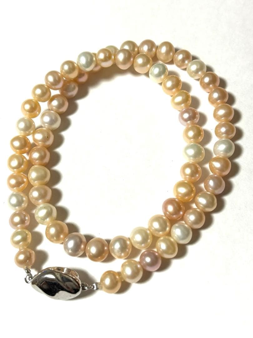 Second-hand - Pearl necklace, silver clasp: Pearl Necklace Material: Natural pearls Silver clasp Size: Approximately 40 centimeters in length 6.0-7.0 millimeters It is in excellent condition with no signs of use. The actual color is slightly li