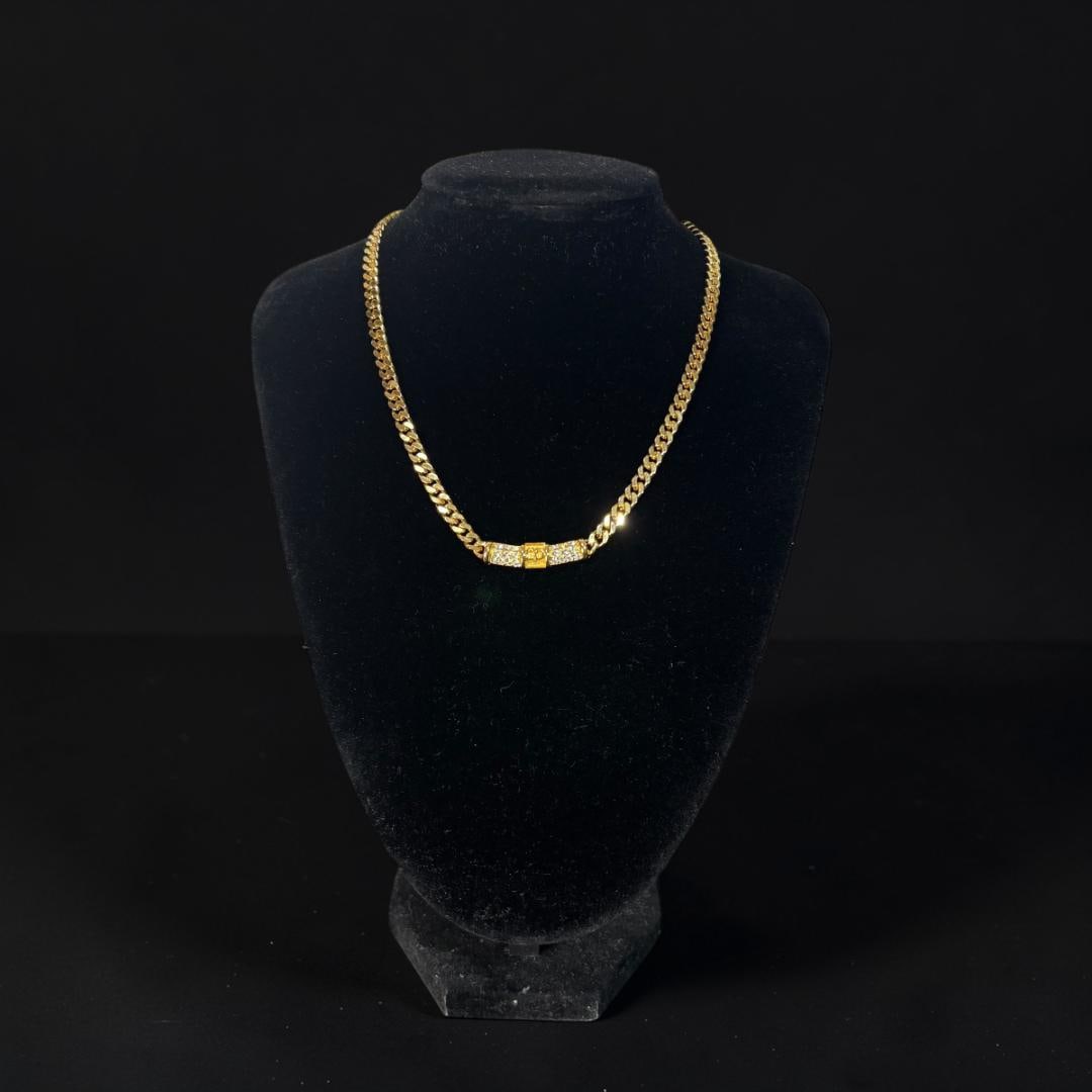 Second-hand Christian Dior Cuba chain necklace, adorned with CD logo, gold chain.: Christian Dior Cuba Chain Necklace, adorned with CD logo, gold chain Brand Christian Dior Product Necklace (Choker style) Color: Gold Size Total length approximately 40 cm approximately 2.6 cm x 0.5 c