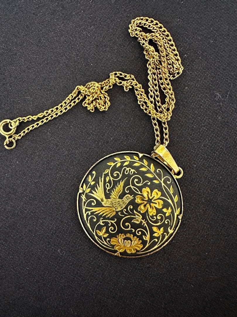 Second-hand - Damascus necklace pendant, made in Spain, inlaid craftsmanship, vintage style: This is a vintage necklace from the Spanish traditional craft of "Damasquinado," made in the 1980s and 1990s. [Product Description] This is a set of Damascus-style pendant and necklace, crafted using 