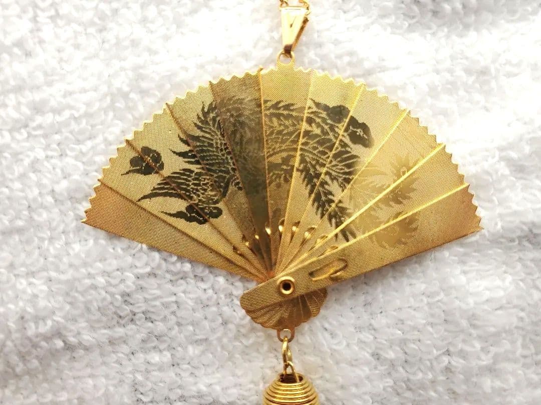 Second hand - gold fan-shaped necklace, can be opened and closed: This is a necklace with a folding fan pattern. The color is gold, giving a vintage feel. Bought it a few years ago, used it once or twice, and then carefully stored it away. It is a unique item with a