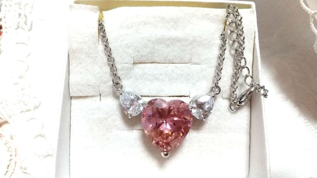 Second-hand - Swarovski crystal large heart-shaped necklace, paired with pink tourmaline: It is brand new and unused, a large heart-shaped necklace adorned with Swarovski crystals. The colors of pink tourmaline and pink sapphires are too cute! This pendant necklace has an exaggerated desig