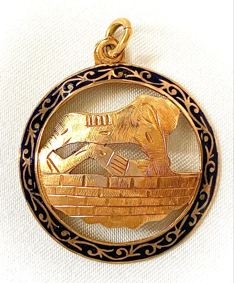 Second-hand - Gold pendant with a design of a lion's body and a human face (with a gold content of: Golden pendant with Sphinx pattern (70% gold content) This product includes only the pendant. Material: Au 70% (70% gold content) (K16.8) Weight: 2.9 grams Size: Diameter 2.7 cm This is a gold pendant