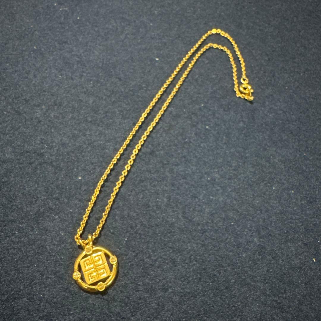 Second-hand - Givenchy necklace, round G logo, gemstones, gold color: Givenchy necklace, circular G logo, gemstone, gold, vintage Length: approximately 21 centimeters
