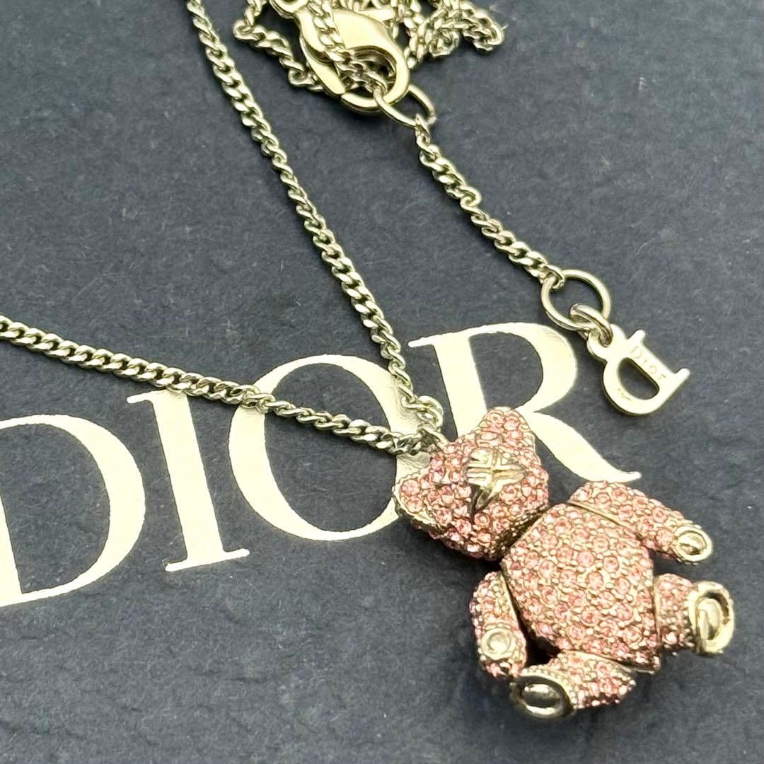 Second-hand - Dior teddy bear necklace, set with colored gemstones, silver and pink.: The whole body is studded with water diamonds. The three-dimensional teddy bear pattern is very eye-catching. This is a very beautiful necklace, very Dior style. It is so cute when its arms and legs m