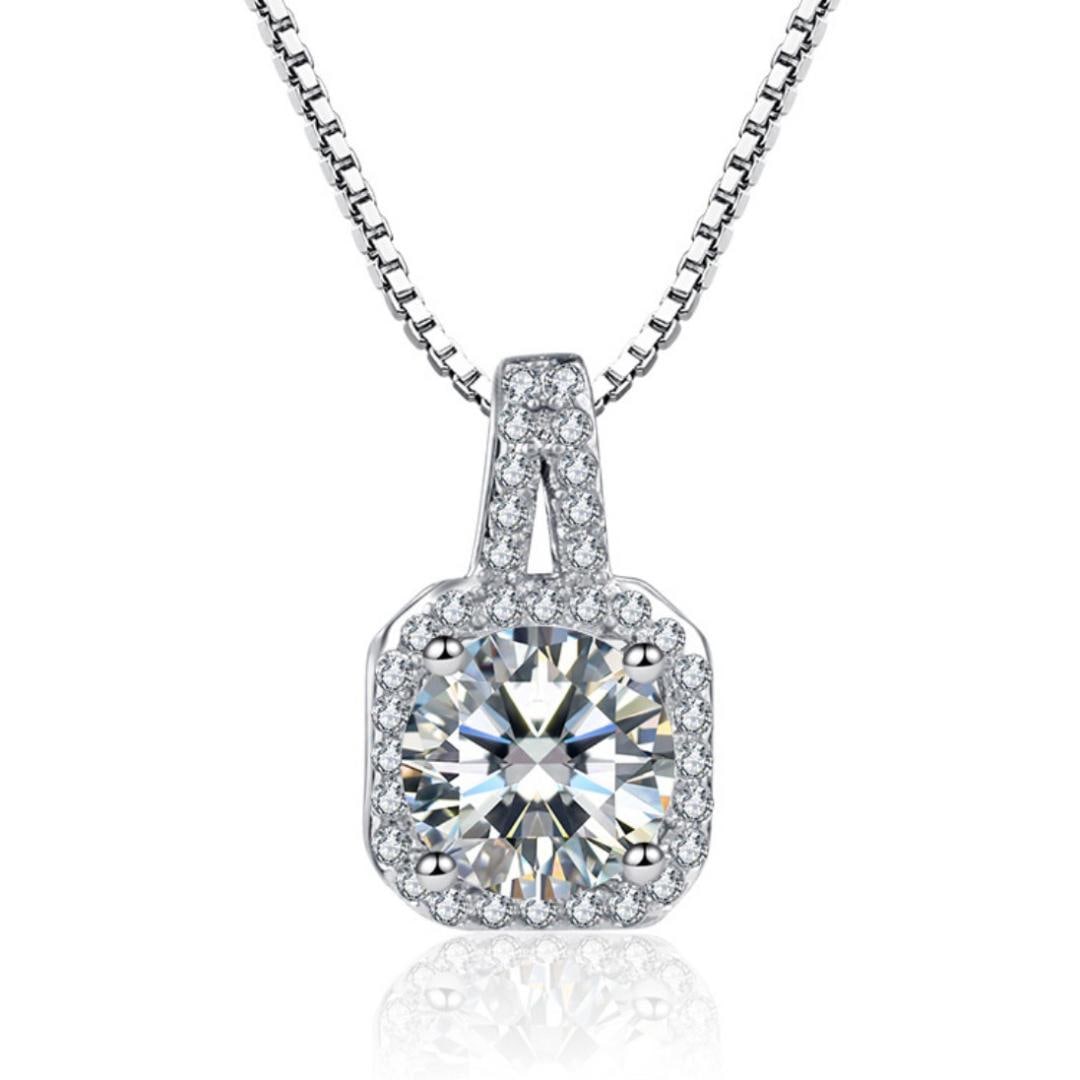 Second-hand - Crystal necklace: Square Silver Necklace with Inlaid Diamonds Superb quality, excellent craftsmanship. Its hardness and refractive index are very close to natural diamonds. The workmanship of this jewelry is excellent,