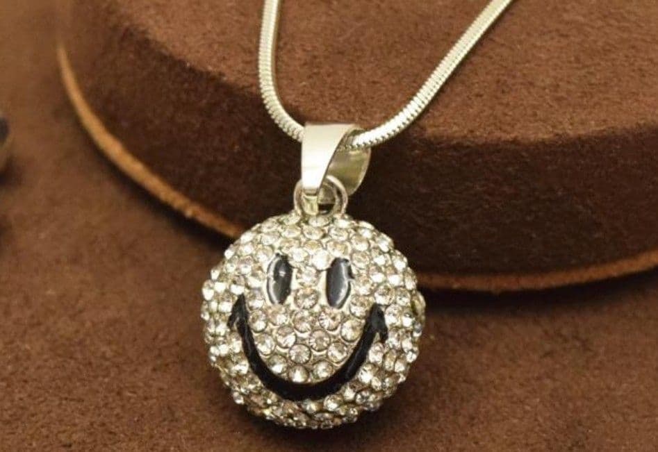 Second-hand - Shiny Smile Smiley Face Ball Long Necklace: Shiny Ball-shaped Long Necklace with Water Diamonds Its small size makes it easy to wear discreetly. The smiley face design makes it easy to match with simple outfits. It can be paired with any clothi