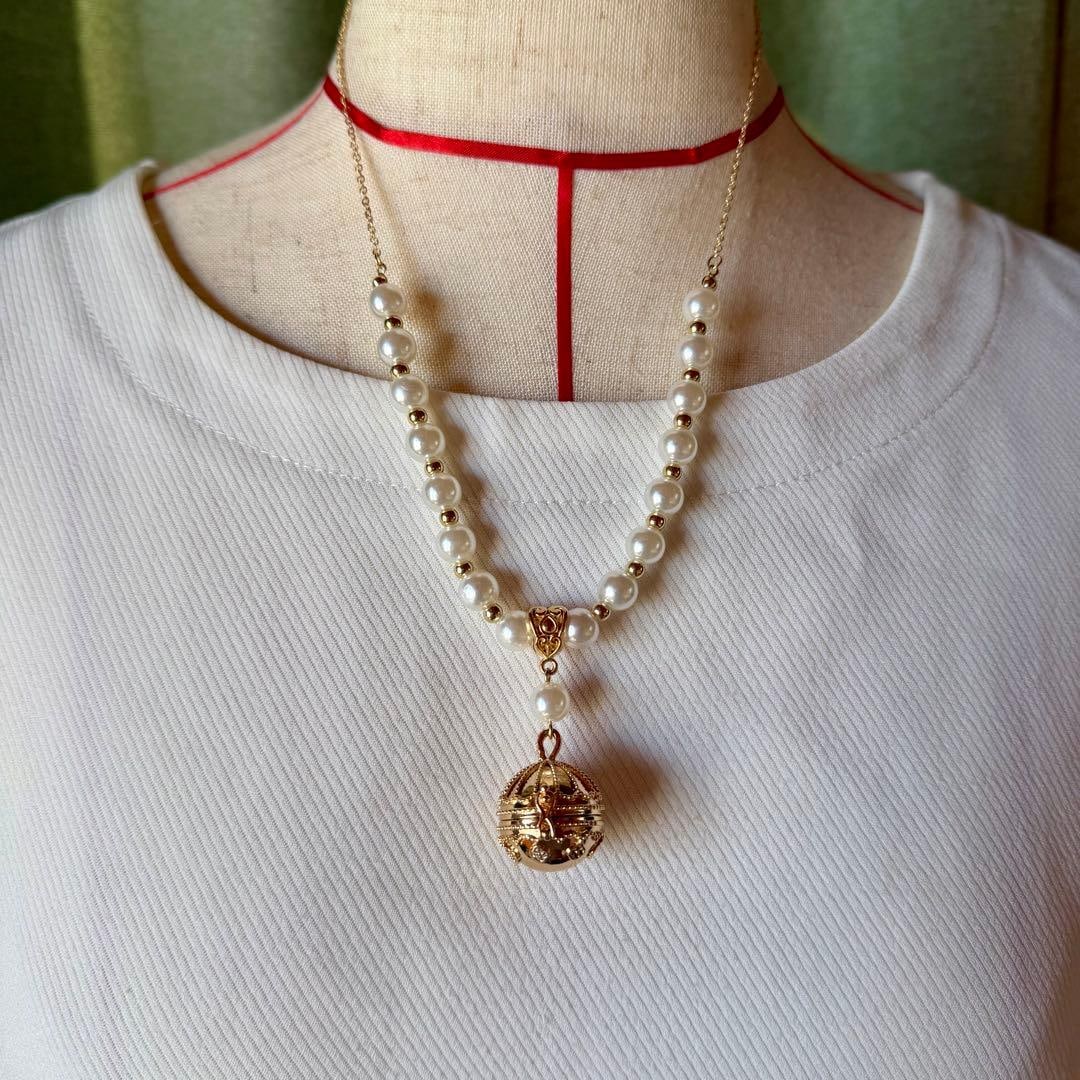 Second-hand - Elegant pearl beaded spherical pendant necklace: Pearl Bead Ball Pendant Necklace Material: Pearls and metal pendant Design: Pearl bead strand with decorative pendant Pendant shape: Ball-shaped design ornament Necklace length: Medium length Colors: