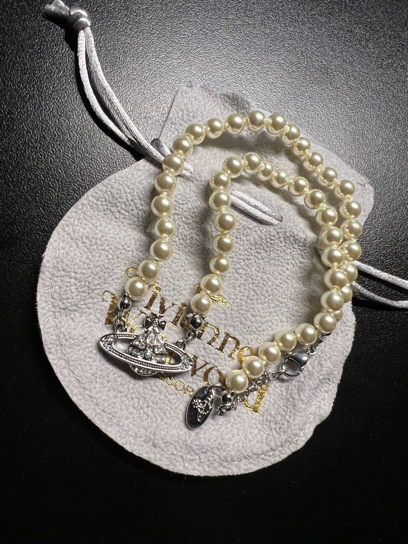 Second-hand - brand new Vivienne Westwood pearl necklace: Vivienne Westwood Pearl Necklace Size: Total length approximately 42 centimeters. Color: Silver Accessories: Main necklace, drawstring pouch Condition: Brand new, unused