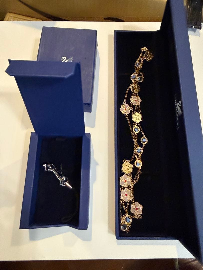 Second-hand - Swarovski flower pattern necklace: Swarovski Necklace This is a set of a keychain and a necklace seed accessory. 4 cm Necklace This is a long necklace. All items are in excellent condition with no signs of use.