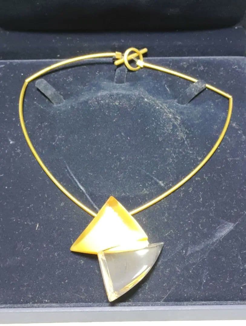 Second-hand - Brand new Swarovski triangle-cut crystal necklace: Brand new authentic Swarovski triangle-cut crystal necklace. Does not include any accessories other than those shown in the picture. Colors: Gold, Crystal Size: [Total length] Approximately 40 cm