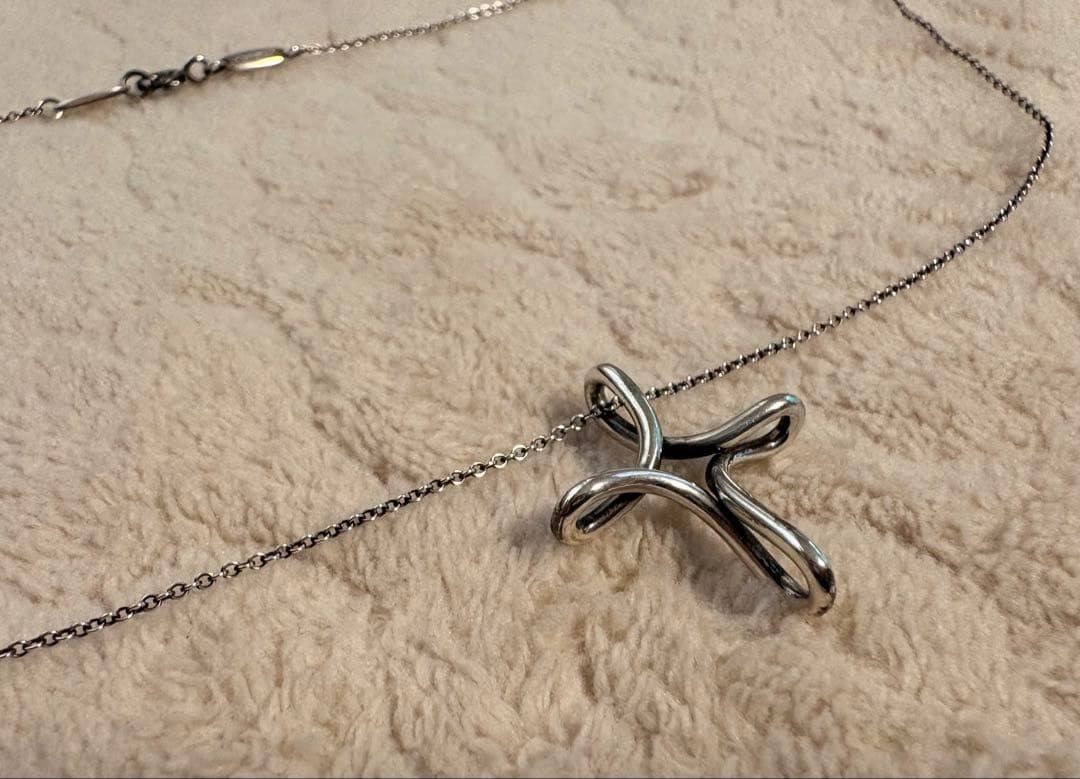 Second hand - Tiffany & Co. Silver Infinity Cross Necklace (Authentic): The feature of this necklace lies in its unique silver cross pendant. Tiffany Classic Necklace This is the Infinity Cross. This is the original chain. As it is a second-hand item, there may be some
