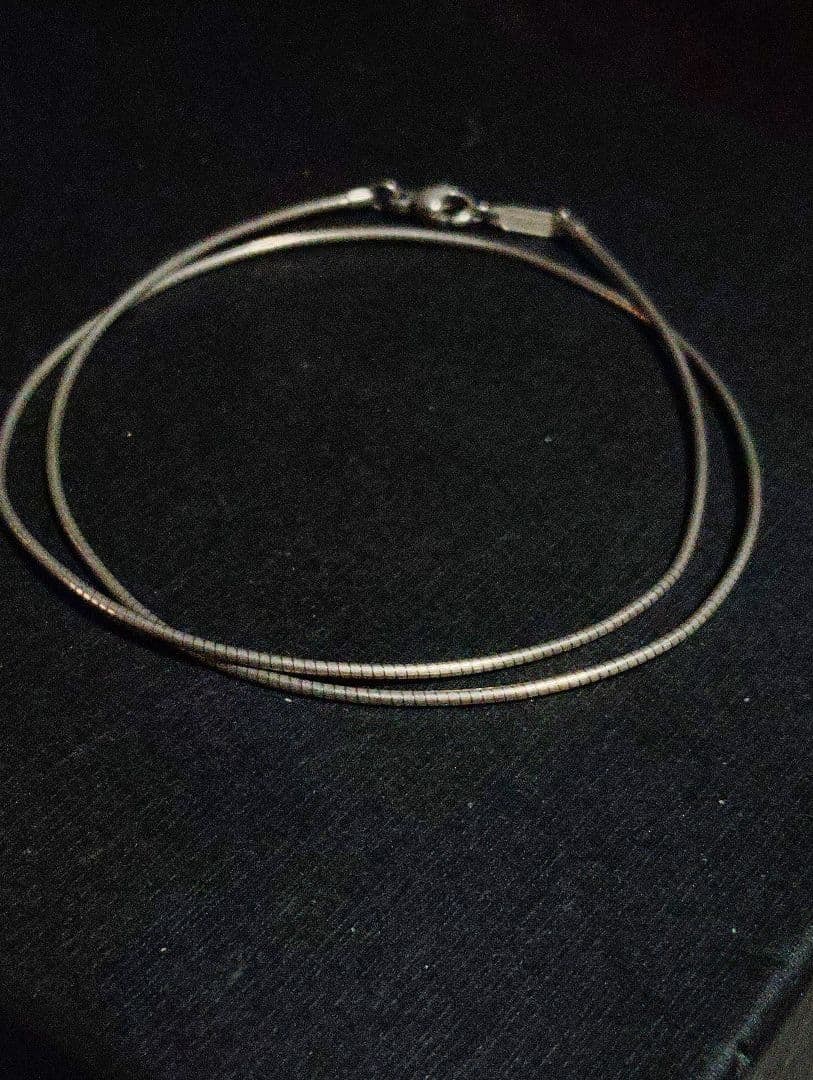 Second hand - Tiffany silver snake chain necklace: A stylish silver snake-shaped necklace produced by Tiffany & Co. It can be wrapped twice to be worn as a bracelet. Brand: Tiffany & Co. Material: Silver Type: Necklace Design: Snake chain Size: 40 cm