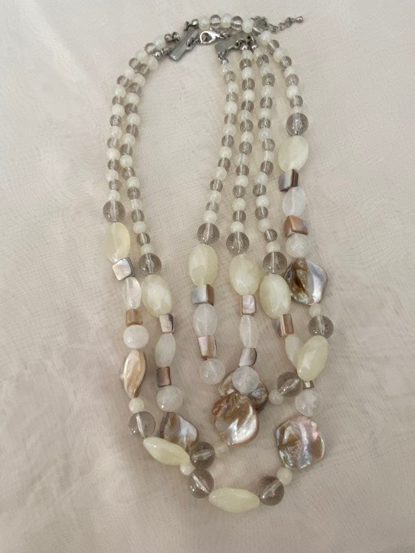 Second-hand - Exquisite necklace made of natural gemstones and shells: Exquisite necklace made of natural gemstones and shells.