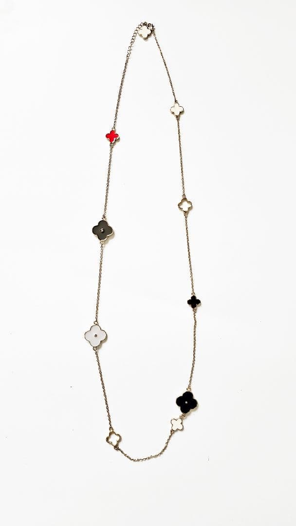 Second-hand - necklace with flower and clover pattern, approximately 98 centimeters.: A casual chain necklace with a floral pattern. Design: Floral pattern necklace Colors: Black, white, red Style: Casual Length: Approximately 98 centimeters