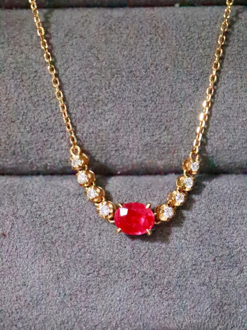 18K Gold Ruby Collarbone Necklace: This 18K gold ruby collar necklace perfectly combines elegance and luxury, capturing hearts at first sight. The ruby, with its passionate color, shines brightly as the focal point of this collar neckl