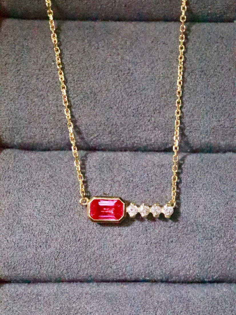 18K Gold Ruby Collarbone Necklace: This collarbone chain is meticulously crafted in 18K gold, paired with natural rubies, showcasing a fiery glow like flames, igniting the wearer's passion and vitality. Its design is simple yet