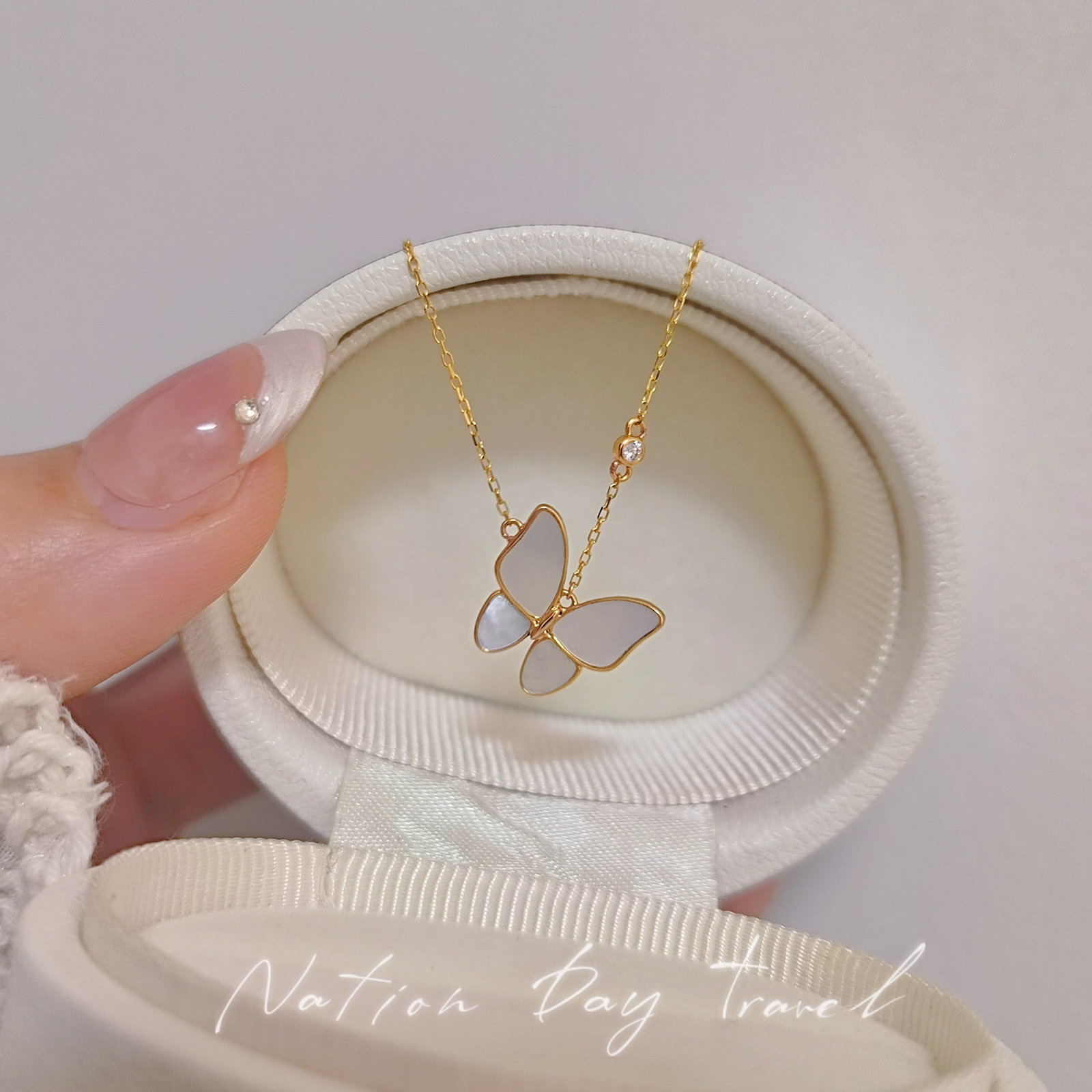 18K gold natural white pearl diamond necklace: This 18K gold natural white pearl diamond necklace is like a dancing butterfly, symbolizing the courage and beauty in life. The exquisite natural white pearls combined with dazzling diamonds showcase