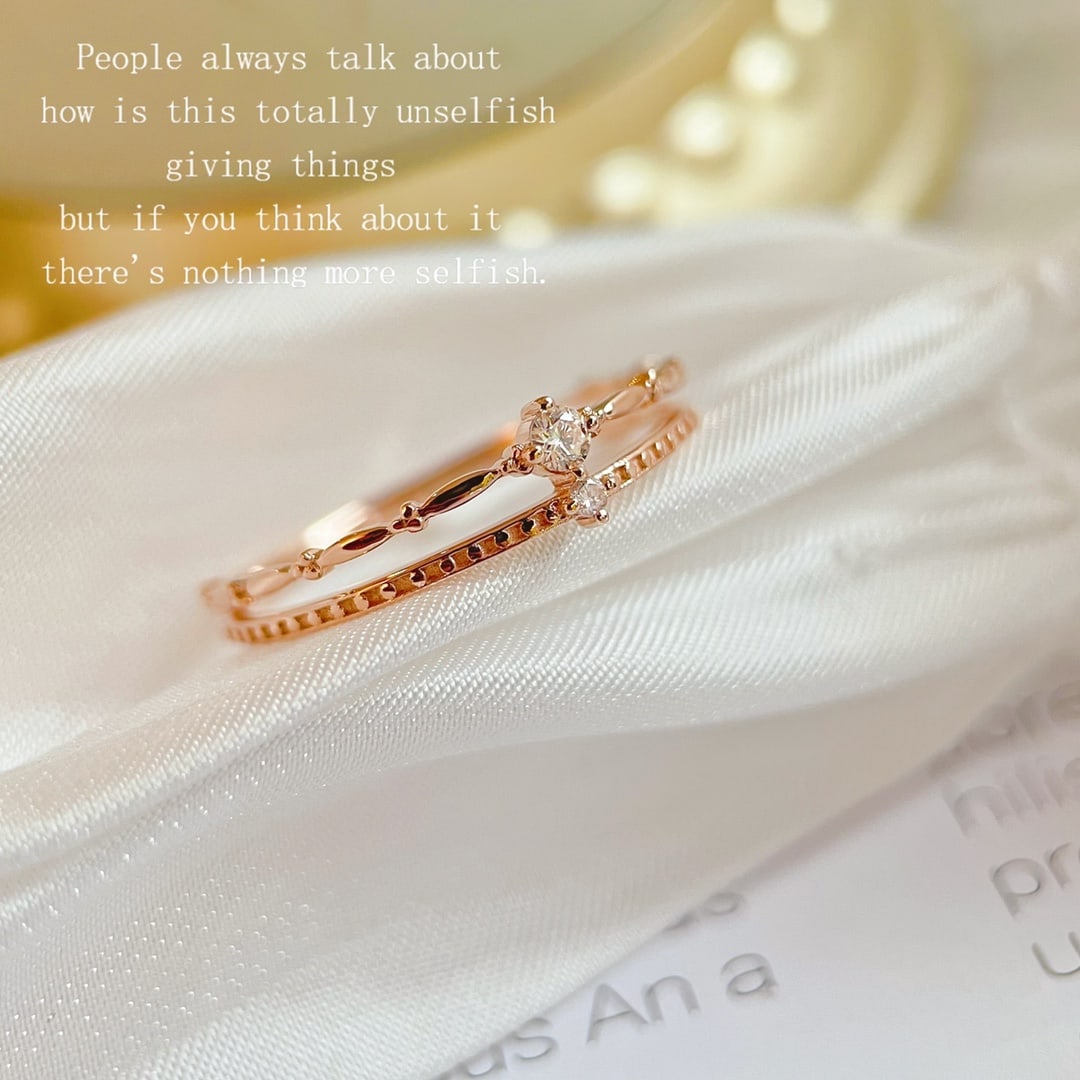 18K Gold Diamond Double Layer Ring: This 18K gold diamond double-layer ring showcases eternal fusion with its vintage patterns and exquisite beaded edge design. The unique double-layer ring wall design makes this ring a versatile