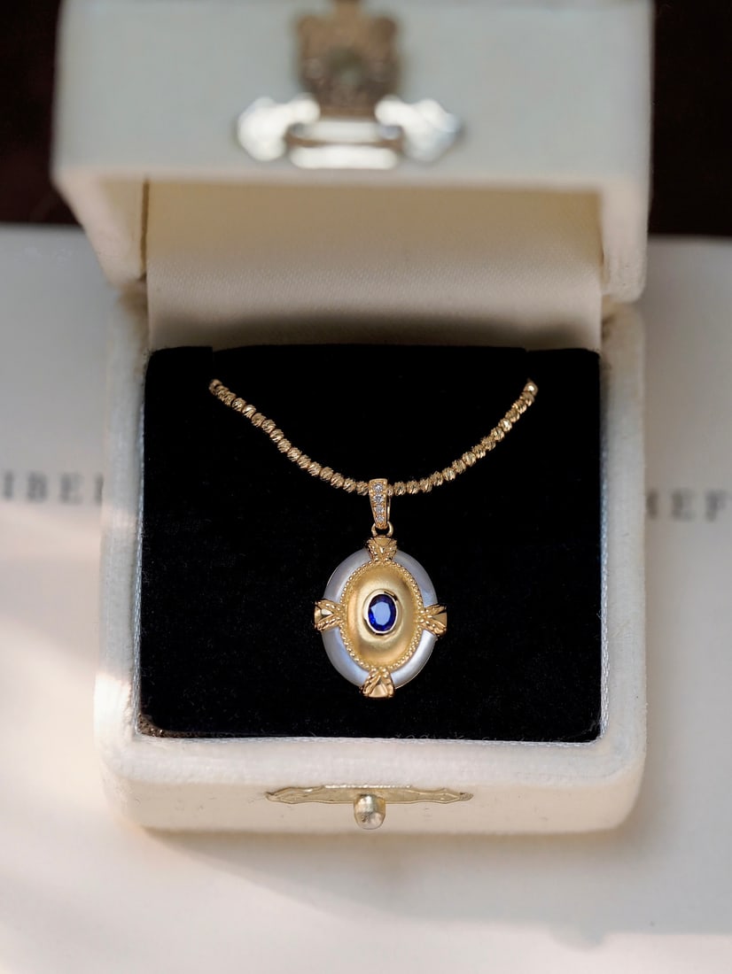 18K white gold blue sapphire single pendant (chain not included): This pendant is made of 18K white gold with blue sapphires as the main gemstone, showcasing a unique charm of vintage frosted craftsmanship that is captivating at first sight. The gentle blue tones