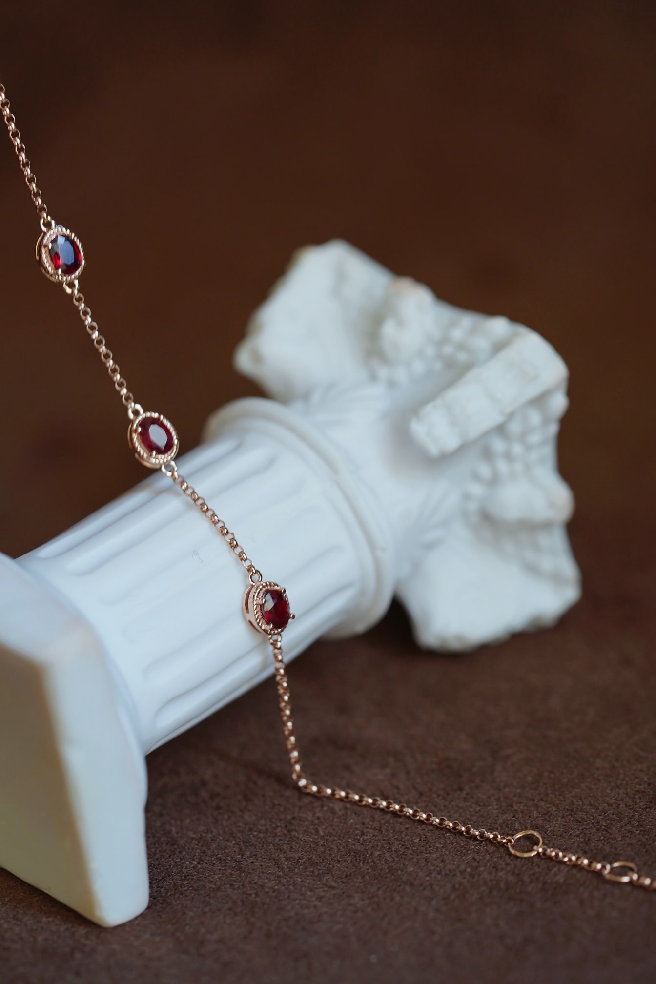 18K Gold Diamond Ruby Bracelet: This 18K gold diamond and ruby bracelet is a perfect gift recommendation, symbolizing simplicity, luxury, and elegance. It is not only a cost-effective choice but also an ideal option to enhance an