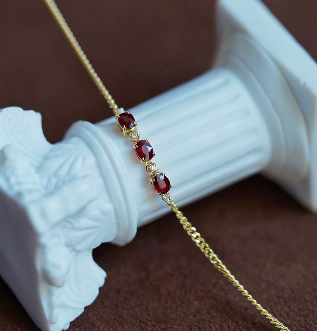 18K gold diamond and ruby bracelet: This bracelet is made of 18K gold and is set with dazzling diamonds and rubies, showcasing a charm of niche luxury. Its simple yet sophisticated design makes it a versatile and excellent choice,