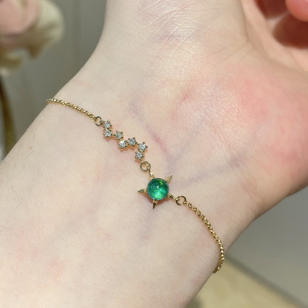 18K gold diamond emerald bracelet: This 18K gold diamond emerald bracelet shines like a galaxy, symbolizing the fulfillment of every small wish. The deep green hue of the emerald complements the brilliance of the diamonds, as if