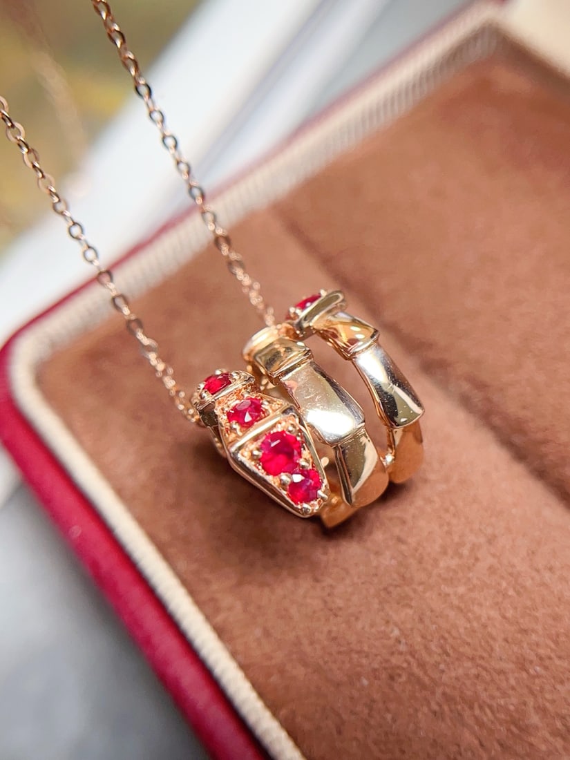 18K gold ruby collarbone necklace: This 18K gold ruby collarbone chain showcases a perfect combination of modern fashion and light luxury style with its unique snake bone design. The ruby, with its intense pigeon blood red color,