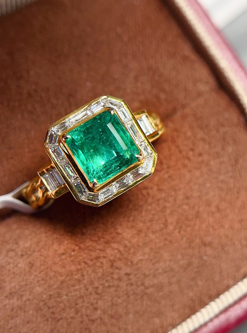 18K gold emerald ring: This 18K gold emerald ring is stunning with its unique texture of glass body and brilliant emerald cut in princess style. The highly reflective emerald shines brightly on the vintage and atmospheric C