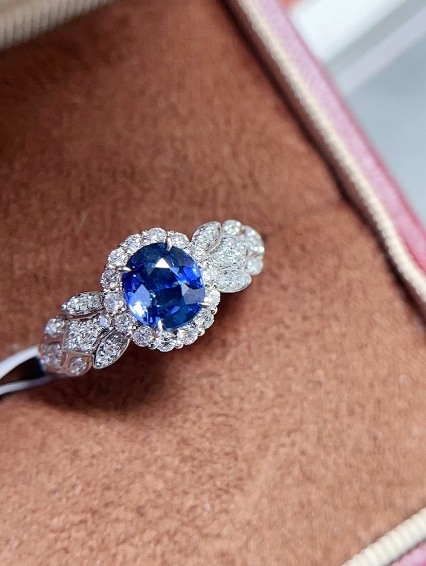 18K gold sapphire ring: This 18K gold sapphire ring showcases an unparalleled brilliance with its glassy cornflower blue luster, captivating onlookers with its dazzling radiance. The ring elegantly encircles the finger, perf