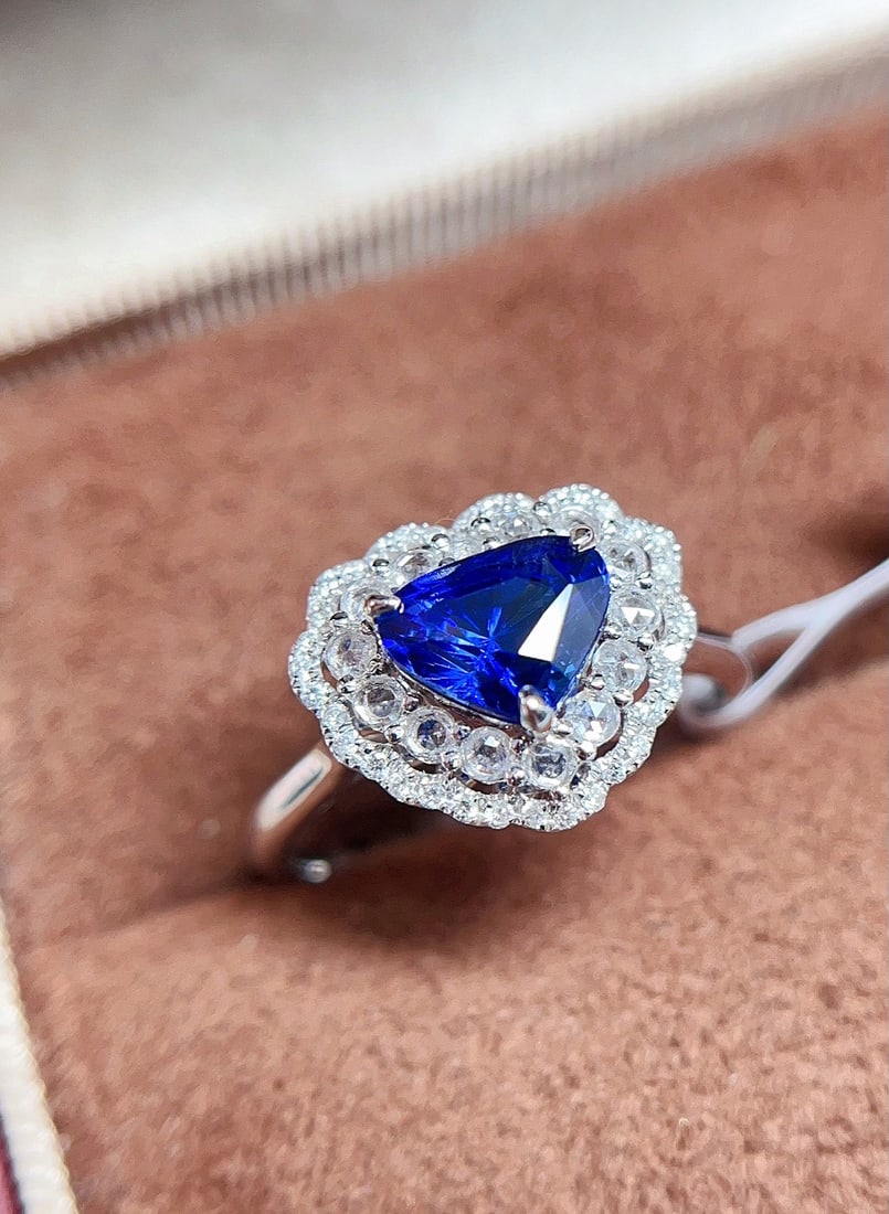 18K gold sapphire ring: This 18K gold sapphire ring showcases an unparalleled sense of luxury with its royal blue hue and the transparency of the glass body. The triangular-cut sapphire sparkles dazzlingly in the light,