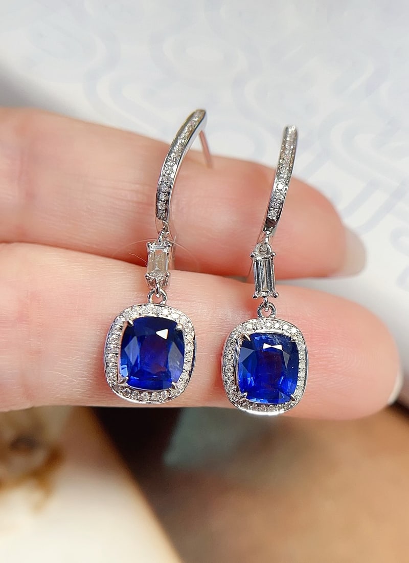 18K gold sapphire earrings: This 18K gold sapphire earring, with its stunning royal blue hue, perfectly embodies a combination of luxury and elegance. The sapphire's glassy texture is clean and free of cracks, showcasing