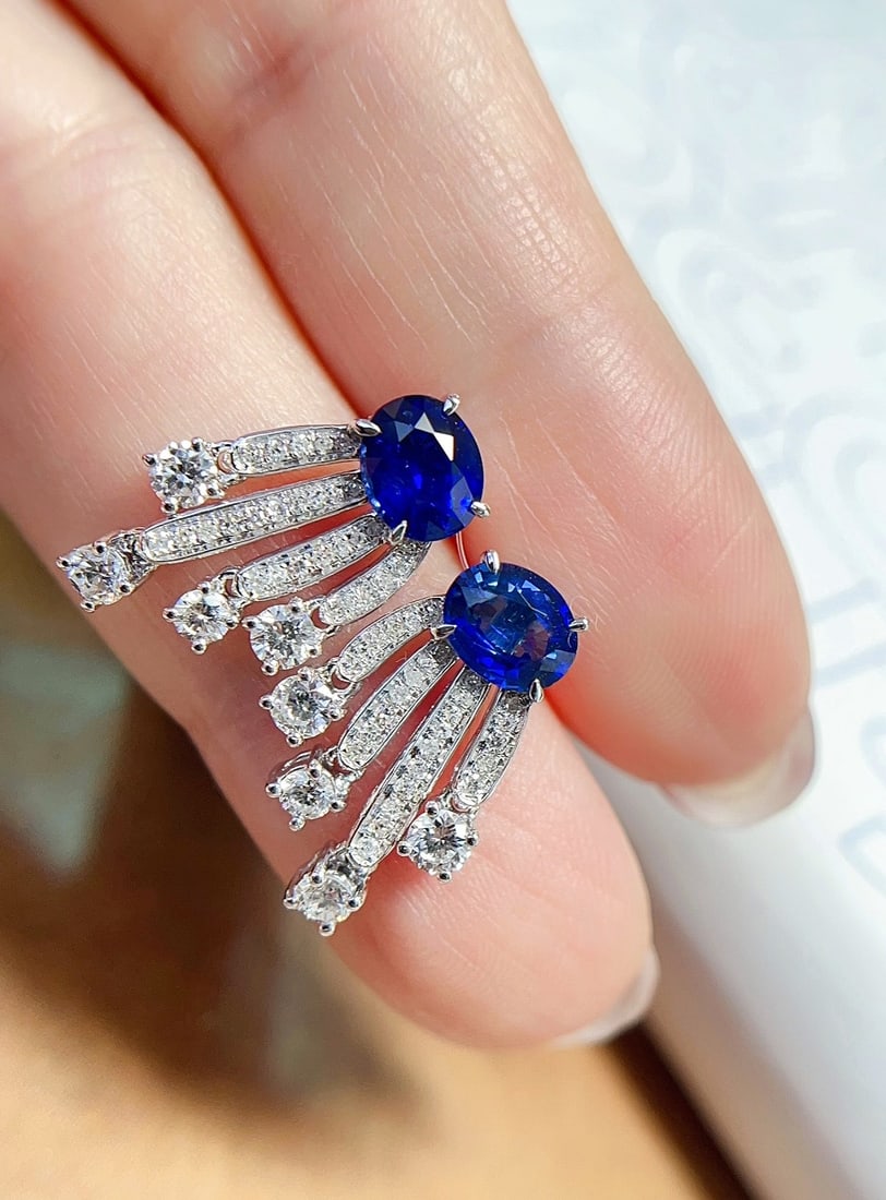 18K gold sapphire earrings: These earrings are crafted with an 18K gold base, set with royal blue sapphires, presenting a dazzling jellyfish design that is enchanting. Its elegant style perfectly enhances the wearer's