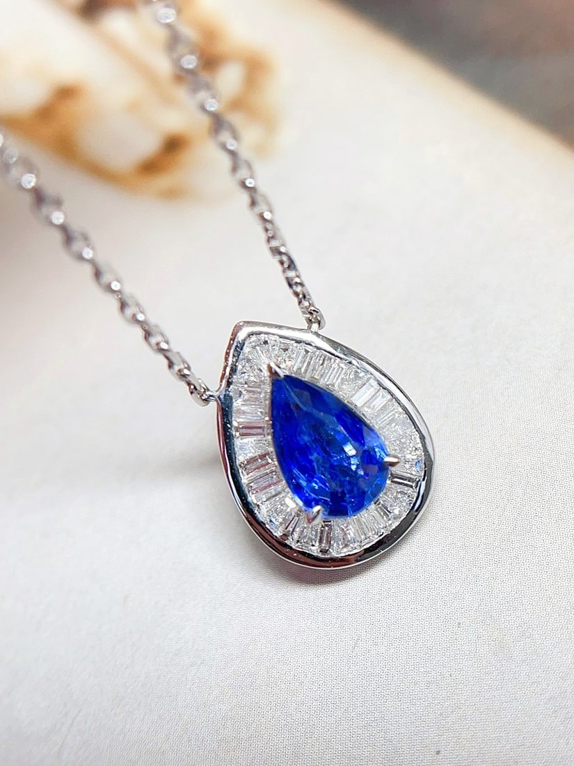 18K gold sapphire collarbone chain: This 18K gold sapphire collar necklace showcases a noble and elegant style with its royal blue hue, perfectly suited for every woman who pursues a luxurious lifestyle. The glassy texture of the
