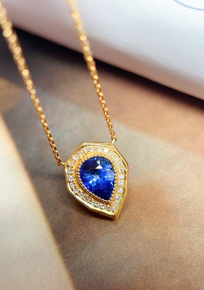 18K gold sapphire collarbone necklace: This collarbone chain is based on 18K gold and is set with a royal blue sapphire, emitting a pure luster like glass. Its fire color is brilliant and charming, as if capturing light in every slight