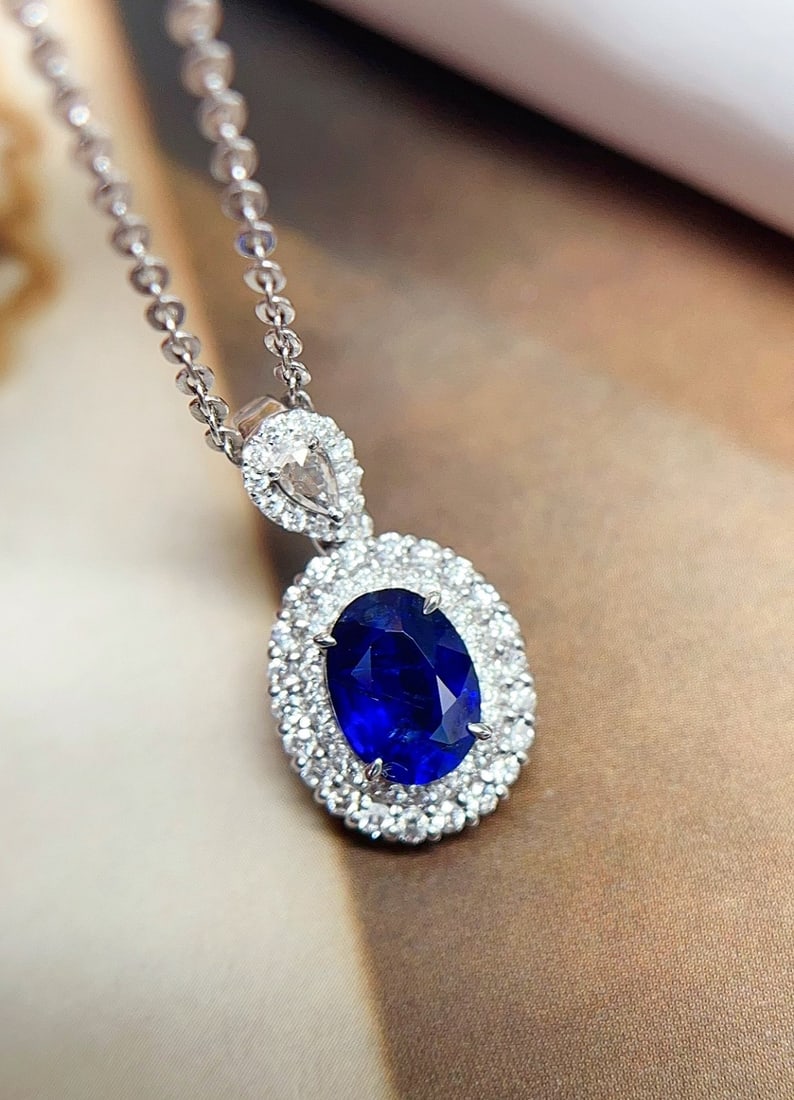 18K gold sapphire pendant (chain not included): This 18K gold sapphire pendant showcases a rich royal blue color, with a beautiful and transparent hue, perfectly embodying a grand and classic design style. Whether for daily wear or special