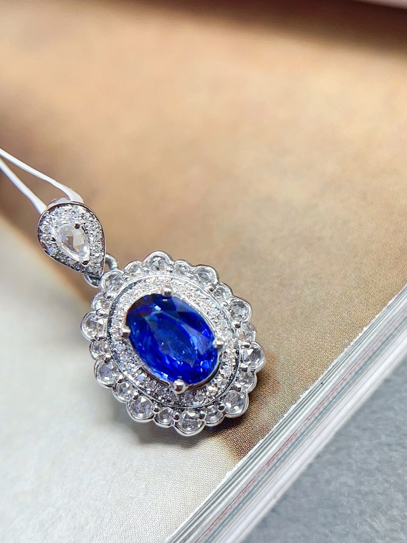 18K gold sapphire pendant (chain not included): This pendant is meticulously crafted in 18K gold, set with a royal blue sapphire. The glass-like texture of the sapphire showcases unparalleled purity and brilliant color. The design is grand, with a