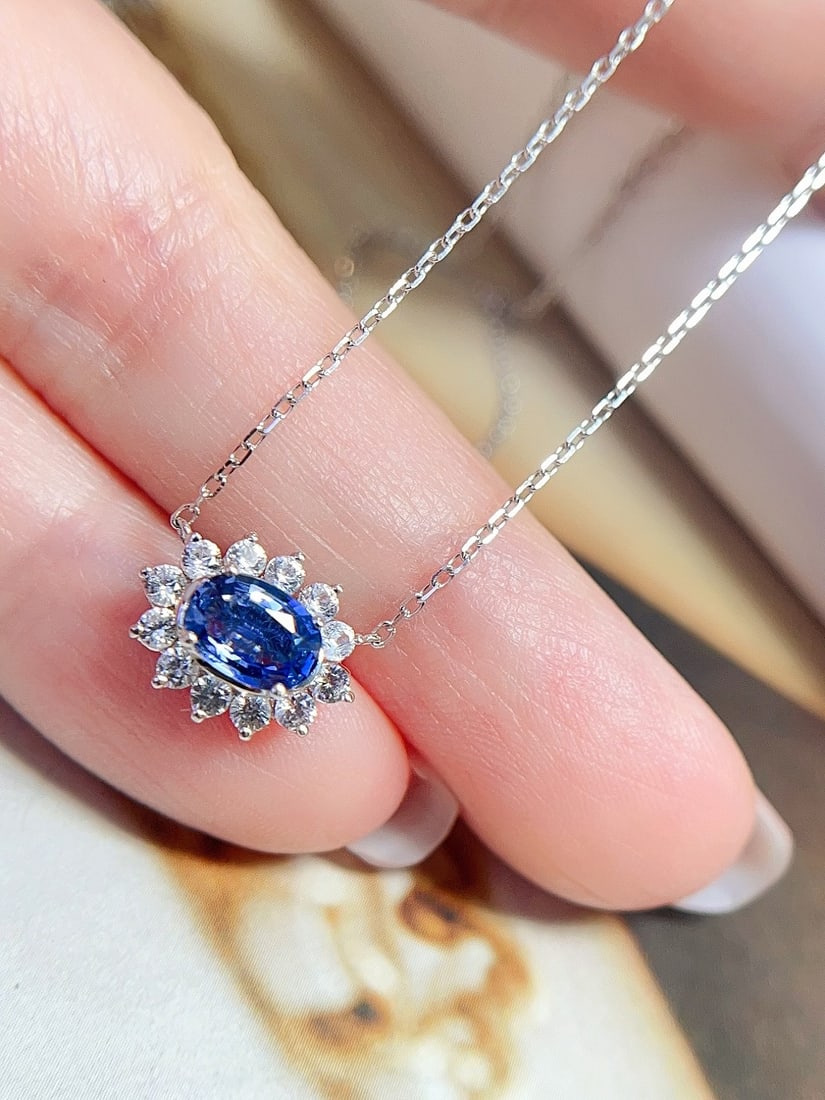 18K gold sapphire collarbone chain: This 18K gold sapphire collarbone chain, with its classic candy design, perfectly blends modern elegance with classic style, making it a versatile piece for your daily wear. The sapphire's glassy